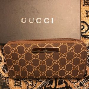 GUCCI zip wallet